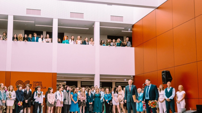 Svinīgais pasākums Ogres Valsts ģimnāzijas foajē