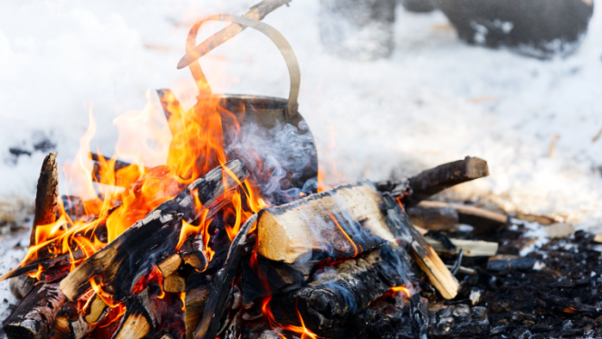 1991. gada barikāžu 35 gadu atceres pasākums pie Lēdmanes tautas nama. Afišā ugunskurs