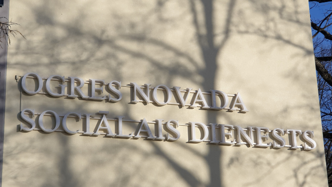 Ogres novada Sociālais dienests - fasāde ar nosaukumu