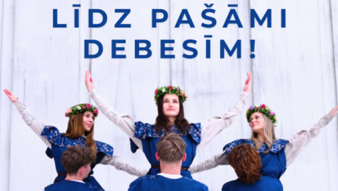 Afiša ar informāciju par pasākumu. Afišas lejasdaļā dejotāji zilos tērpos - 3 jaunieši un 3 jaunietes ar ziedu vainagiem galvās un augšup pavērstām rokām