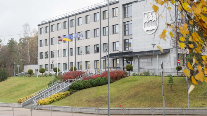 Ogres novada pašvaldības ēka rudenī