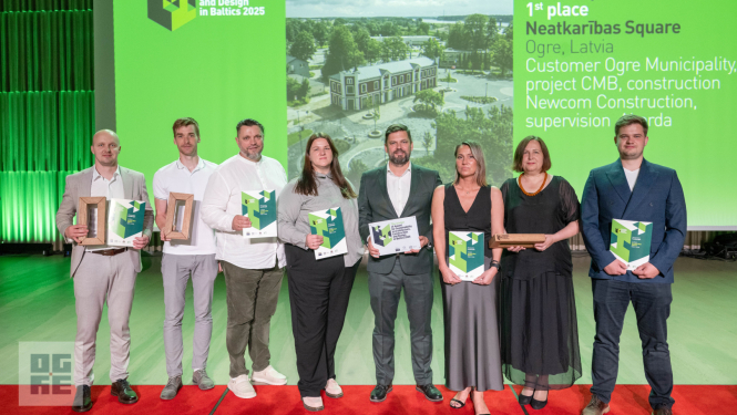 Ogres novada pašvaldība saņem apbalvojumu par 1. vietu Ilgtspējīgākais teritorijas labiekārtojums Baltijā 2025 – Ogres Neatkarības laukums