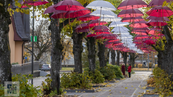 Lietussargi sarkanbaltsarkanās krāsās - Ogres svētku noformējums
