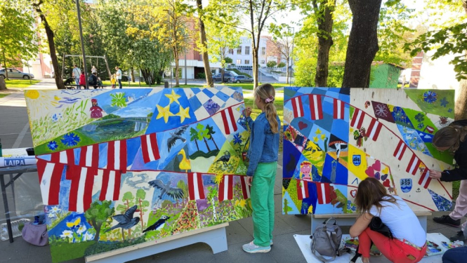 Apgleznota siena, Latvijas karogi 04.05.2024.