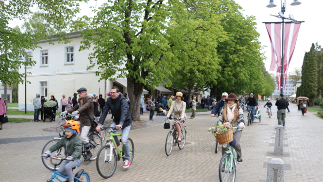 Laika apstākļi svētku prieku Ogrē nemazināja