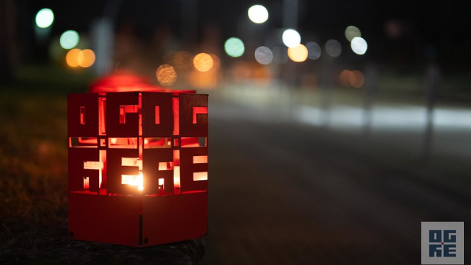 Lukturis, kuram cauri spīd gaismiņa un kas ir ar uzrakstu OGRE no visām pusēm