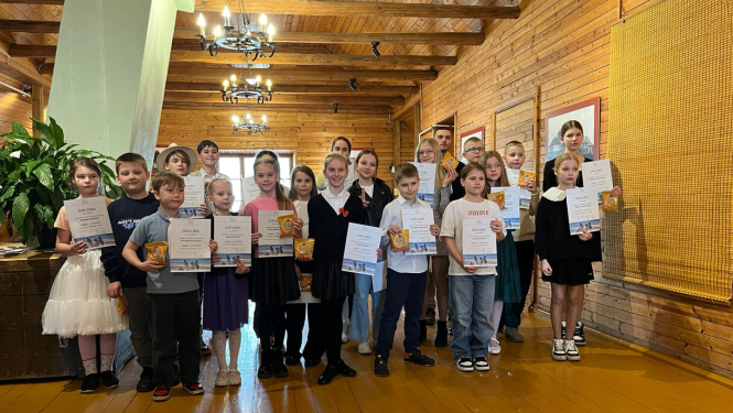 Stāstnieku konkursa "Anekdošu virpulis 2026" dalībnieku kopbilde A. Pumpura muzejā Lielvārdē