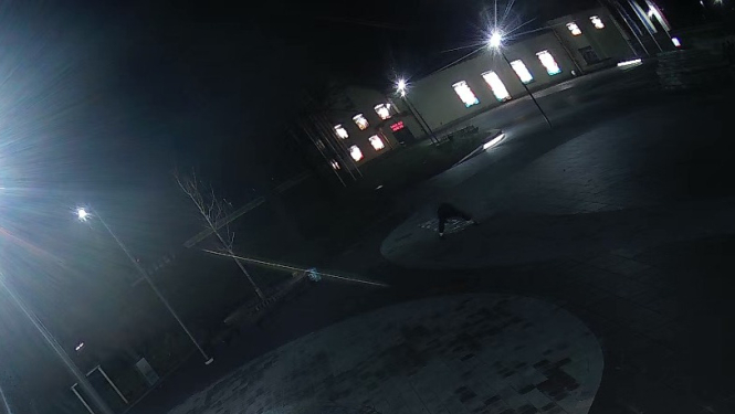 Vandālisma akts - Neatkarības laukumā nakts piesegā tiek veikta bruģa apzīmēšana