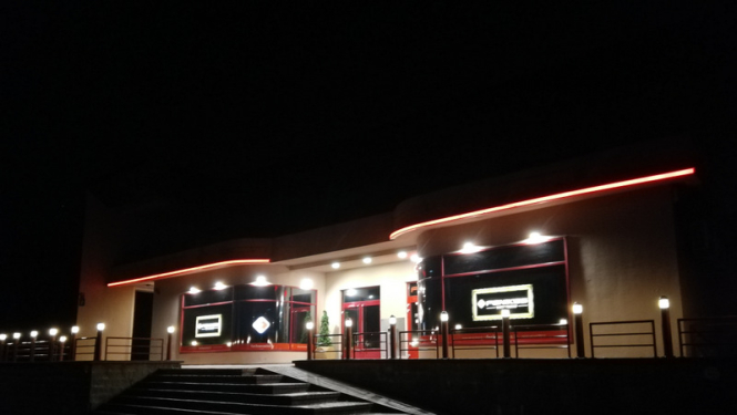 Vienā azartspēļu organizēšanas vietā gaisma blāvāka, citās vēl spoža