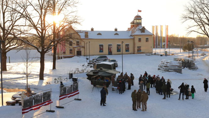 Ogrē aizvadīts Barikāžu atceres pasākums “Barikāžu atmiņu stāsti”. Dalībnieki pulcējas pie ugunskura un izstāžu stendiem Neatkarības laukumā