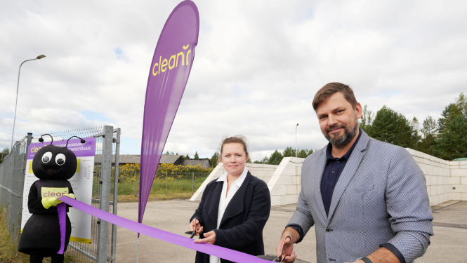 Pašvaldības priekšsēdētāja vietnieks Andris Krauja un CleanR valdes locekle Santa sīpola griež atklāšanas lentīti
