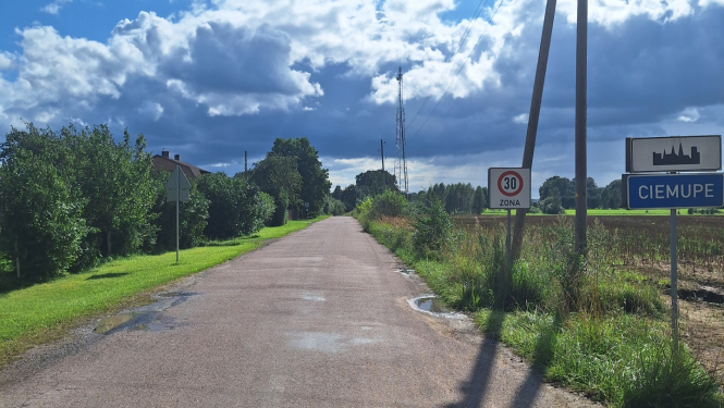 Pionieru iela Ciemupē ar apdzīvotās vietas zīmi