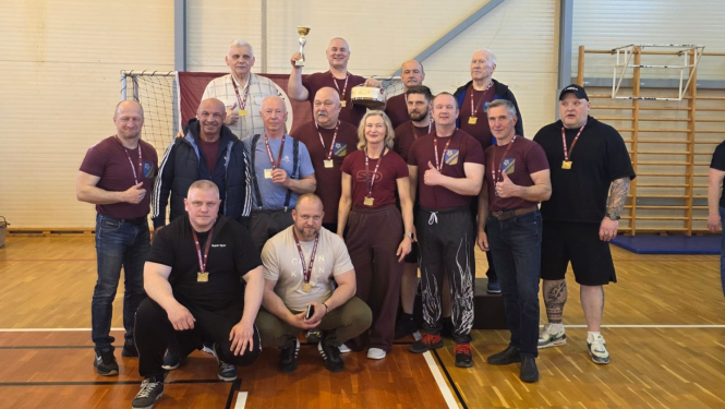 Svara stieņa spiešana guļus LSVS Pašvaldību 63. sporta spēlēs Codē