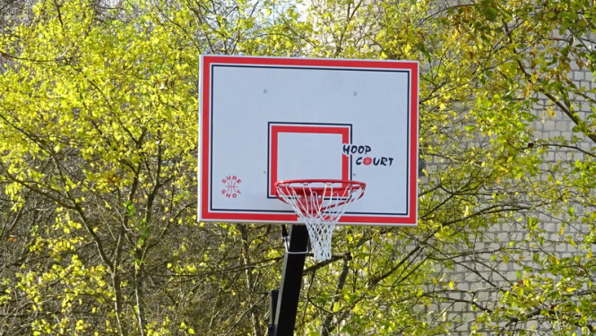 Meņģelē daļēji atjaunots āra basketbola laukums