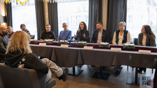  Latvijas Republikas Tiesībsardze Karina Palkova, Ogres novada pašvaldības domes priekšsēdētāja vietnieks Andris Krauja un citi diskutē par cilvēku ar invaliditāti nodarbinātību