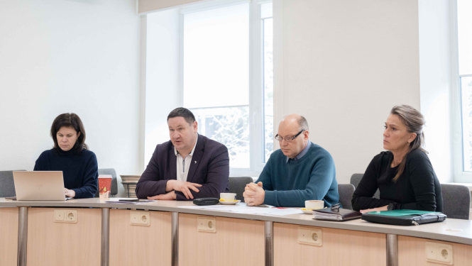 Diskusija par skulptūras virsniekam Vilim Janumam noformējumu. Attēlā izpilddirektora vietniece D. Bārbale, domes priekšsēdētājs E. Helmanis, vēsturnieks Ritvars Jansons un attīstītāju pārstāve Kristīne Upmane