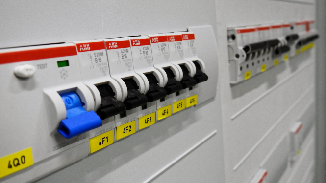 Daudzdzīvokļu dzīvojamās mājās Ogrē uzsāktas elektroinstalāciju pārbaudes