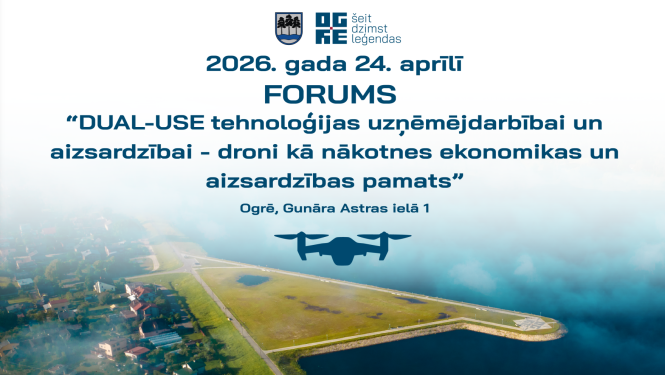 2026. gada 24. aprīlī Ogrē, Gunāra Astras ielā 1, notiks dronu tehnoloģijām veltīts forums. Fonā aerofoto - aizsargmols pie Ogres upes ietekas Daugavā.