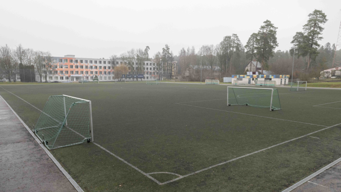 Futbola laukums ar vārtiem lietainā dienā