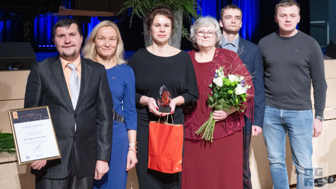 Kafejnīcas “Pie Zelta Liepas” seši pārstāvji ar saņemto Gada balvu un ziediem