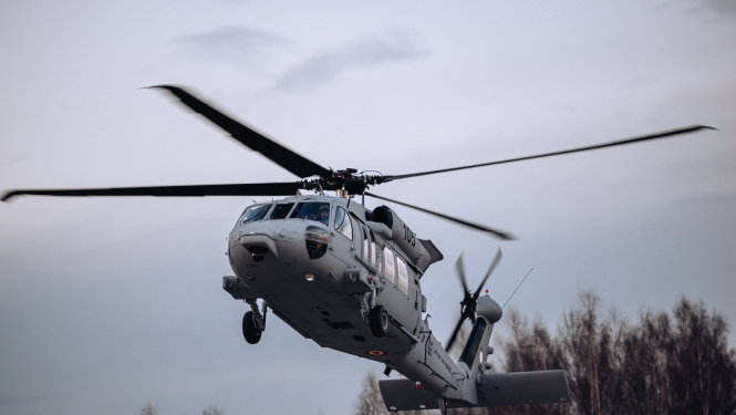 12. septembrī laikā no plkst. 11.00 līdz 12.00 Gaisa spēki veiks zemo lidojumu par godu zvēresta došanai. Attēlā lidojošs helihopters