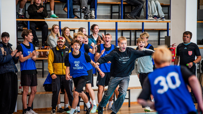 Fotogrāfija no Gheto games kā ilustrācija rakstam. Attēlā priecīgi skolēni sporta apģērbā