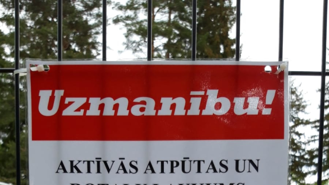 Rotaļu laukums J. Čakstes prospektā pagaidām atvērts netiks