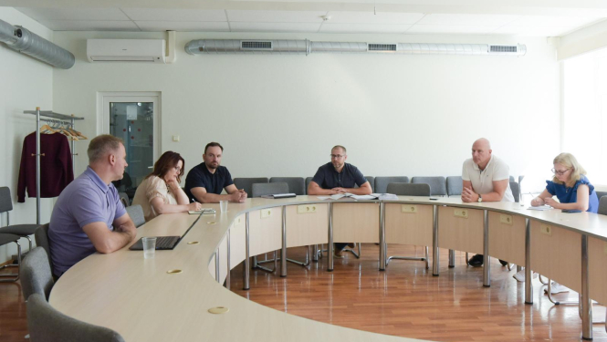 Sanāksmes dalībnieki pie apaļā galda pašvaldības Mazajā zālē