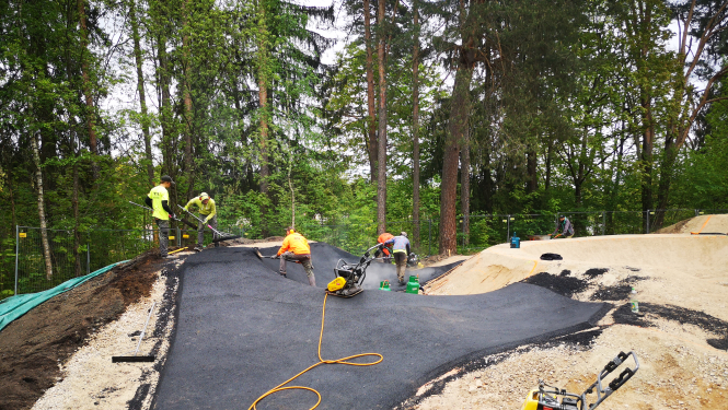 Uzsāk asfaltēšanas darbus velo trasē Pārogrē