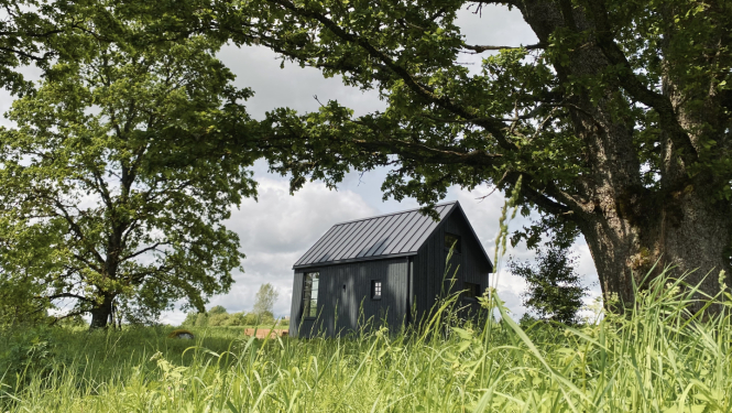 Ogres novadnieka kartes lojalitātes programmai pievienojies jauns dalībnieks - SIA Lauskis. Attēlā namiņš "Kannas" zem ozola.