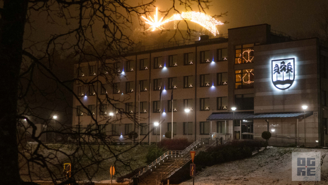 Ogres novada pašvaldības ēkas foto ziemā ar Dāvida zvaigzni virs tās