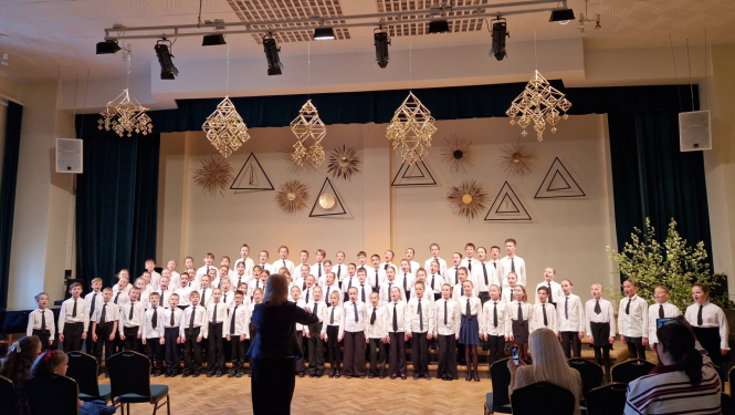  1.- 4. klašu skolēni priecē ar dziesmām koru skatē