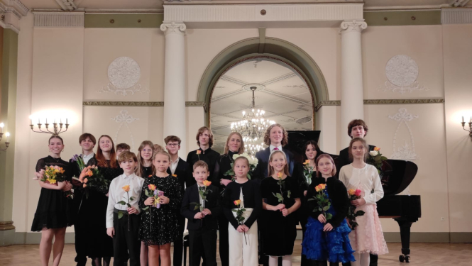 Ikšķiles Mūzikas un mākslas skolas audzēkņi un absolventi 28. janvārī pēc koncerta Latviešu Biedrības namā