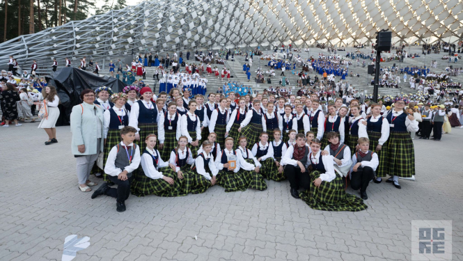 Ikšķiles vidusskolas 5.–12. klašu koris, kas Dziesmu un deju svētku Koru finālā izcīnīja 1. vietu! Kora kopbilde uz Mežaparka estrādes fona