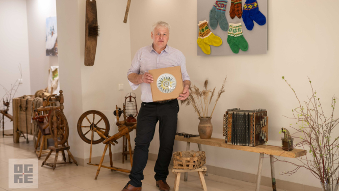 Tīnūžnieks Ivars Rancāns savu 50.dzimšanas dienu svin ar izstādes atklāšanu Tīnūžu tautas namā.