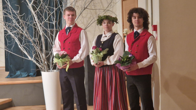 15. aprīlī Ogres novada Kultūras centrā norisinājās Ogres novada izglītības iestāžu 1.-4. klašu un 10.-12. klašu koru skate, kurā piedalījās dziedātāji no Madlienas, Lielvārdes, Birzgales, Jumpravas, Ikšķiles, Ķeguma, Ogres, Ogresgala un Suntažu izglītības iestādēm.