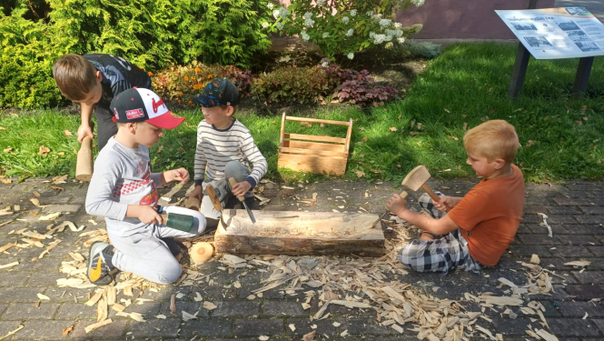 Izzinoši radoša nodarbība Taurupes pamatskolas skolēniem – “Cilvēks, koks, kultūrvērtība”