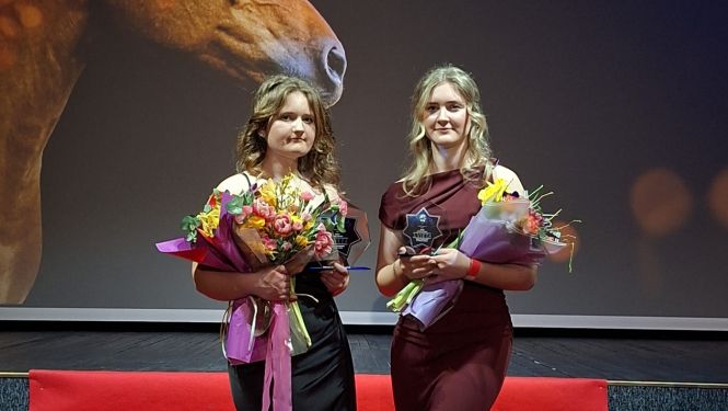 Jātnieces saņem Latvijas Jātnieku federācijas gada balvas nominācijā "Gada labākais jātnieks"
