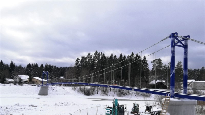 Pāri upei jau slejas gājēju tilta konstrukcijas