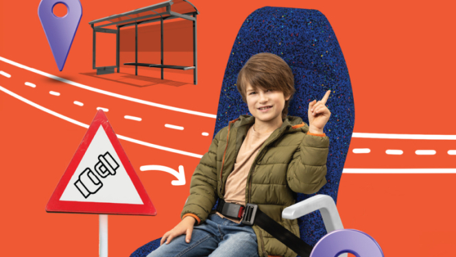Attēls kampaņai par bērnu piesprādzēšanos sabiedriskajā transportā. Attēlā redzams puisis autobusa krēslā, kurš ir piesprādzējies ar drošības jostu.