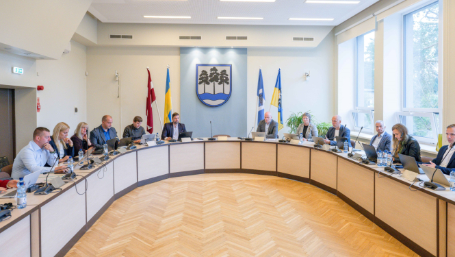 Attēls - deputāti piedalās Ogres novada pašvaldības komiteju sēdēs 2025. gada 18. septembrī