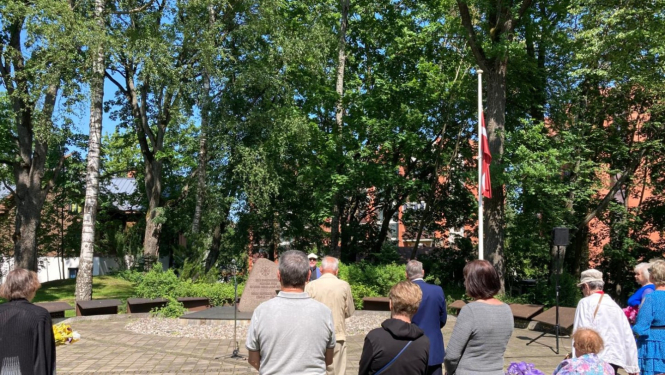 Ogrē piemin komunistiskā genocīda upurus Sestdien, 14. jūnijā, Komunistiskā genocīda upuru piemiņas dienā, Ogrē norisinājās piemiņas pasākums, kurā pulcējās politiski represētās personas un viņu tuvinieki, lai godinātu tos, kuri cieta un zaudēja dzīvību padomju okupācijas režīma represijās.