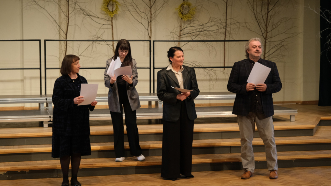 Pēc divu gadu pauzes 19. aprīlī, Ogres novada Kultūras centrā, notika Latvijas amatierkoru skate, kurā kopumā piedalījās 21 koris no Ogres, Ropažu, Salaspils novadiem, kā arī no Baldones un Rīgas. Attēlā žūrijas pārstāvji Jēkabpils novada koru virsdiriģente Agita Rimšēviča, Dobeles un Saldus novadu koru virsdiriģente Māra Marnauza un Alūksnes, Gulbenes un Balvu novadu koru virsdiriģents Uldis Kokars.