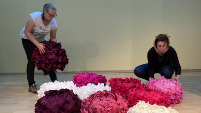 Krapē notikusi nodarbība kreppapīra ziedu veidošanā