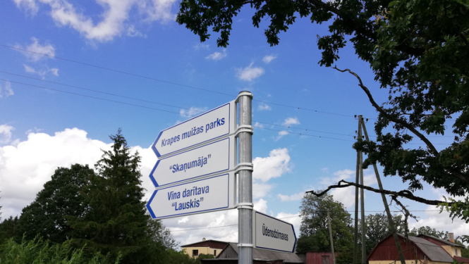 Krapes pagastā izvietotas norāžu zīmes uz publiski pieejamiem objektiem