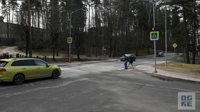 Krustojums un gājēju pāreja iepretim Ogres Mūzikas un mākslas skolai, kur skolēni dodas uz Ogres Kalna pamatskolu