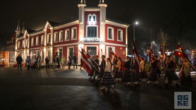 Lāpu gājiena fragments no Neatkarības laukuma Ogrē. Fonā ekspozīcijas Brīvības ceļš ēka