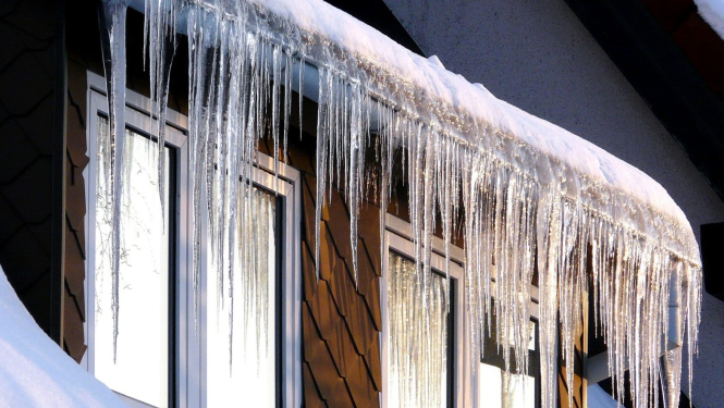 No jumtiem krītošās lāstekas var sagādāt pamatīgas nepatikšanas