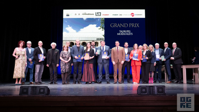 Taurupes muižas klēts “Latvijas būvniecības gada balvas 2025” ceremonijā saņem Grand Prix. Attēlā pašvaldības pārstāvju un īstenotāji kopbildē