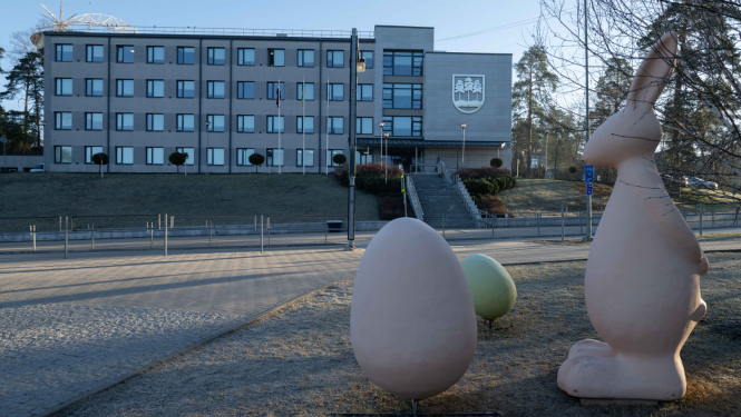 Ogres novada pašvaldības Centrālās administrācijas ēka 2026. gada 2. aprīļa rītā. Priekšplānā Lieldienu rotājumi - zaķis un olas